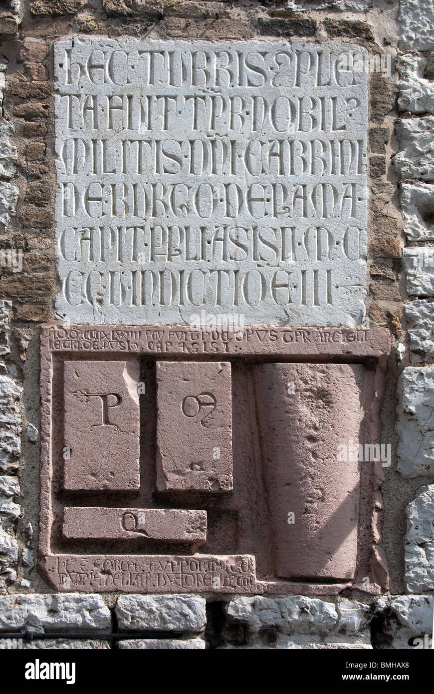 Mittelalterliche festgelegte Vorlage für Mauer- und Dachziegel aus gemessen wurden noch in der Wand in Assisi, Umbrien Stockfoto
