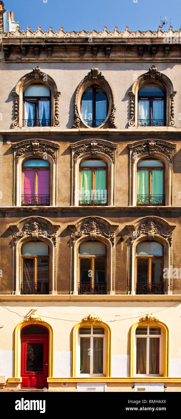 Elegante Fassade der Häuser entlang der Grande Rue in der französischen Küstenstadt von Boulogne, Frankreich Stockfoto