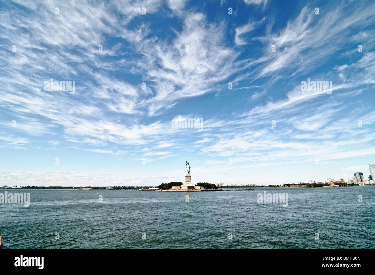 Welt berühmten Statue of Liberty in der Ferne auf einen späten Herbsttag Stockfoto