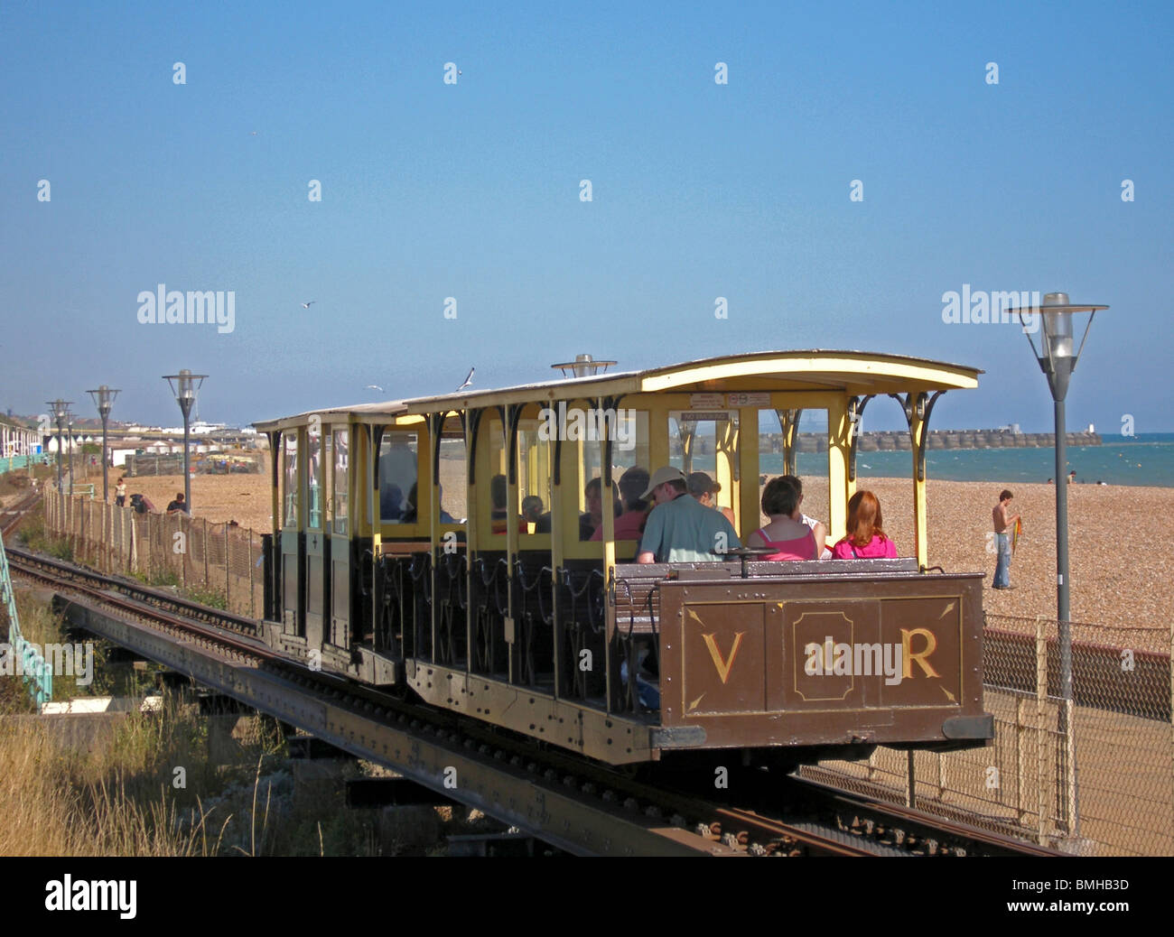 Volks Electric Railway in Richtung Marina, Brighton, East Sussex, England, UK, Großbritannien Stockfoto