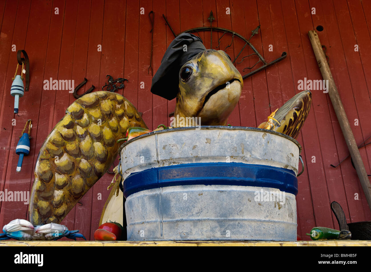 Fiberglas-Schildkröte im Waschzuber auf Diebe Markt Antiquitätengeschäft in Mount Pleasant, South Carolina Stockfoto