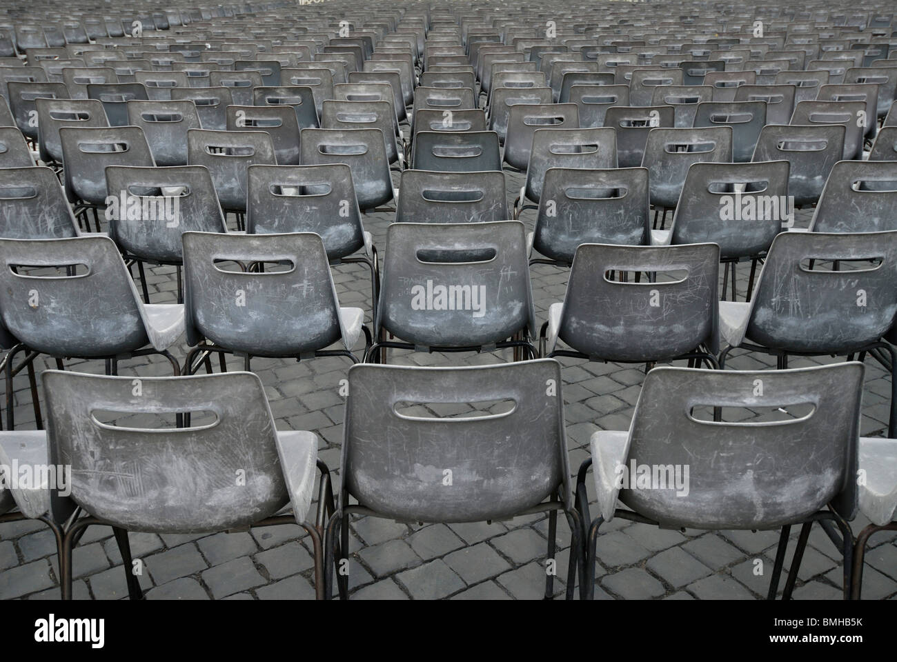 Leere Sitze in St. Petersplatz erwarten ein Publikum. Stockfoto