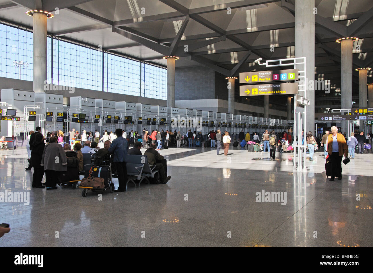 Terminal 3 Check-in Halle, Flughafen Malaga, Malaga, Costa Del Sol, Provinz Malaga, Andalusien, Südspanien, Westeuropa. Stockfoto