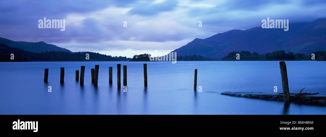 Barrow Bay Landeplatz unter Wasser aufgrund der hohen Regenfälle in der Dämmerung. Derwent Water im Lake District National Park bei Keswick, Cumbria, England. Stockfoto