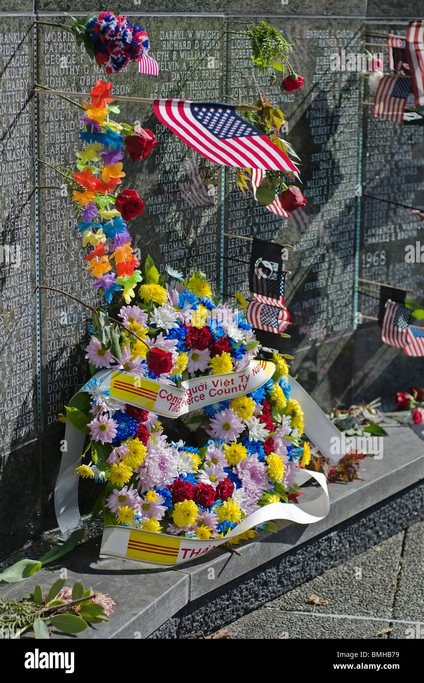 Fahnen und Blumen in der Vietnam Veterans Memorial in Washington State-Wand am Memorial Day in Olympia, Washington befinden. Stockfoto