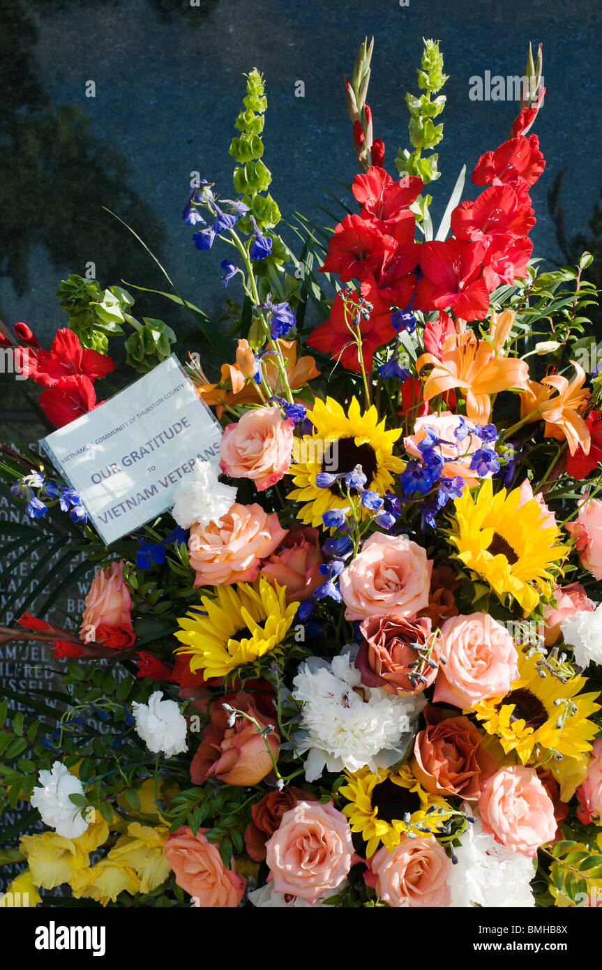 Bunte Blütenpracht der Dankbarkeit für die gefallenen Vietnamveteranen am Memorial Day in Olympia, Washington. Stockfoto