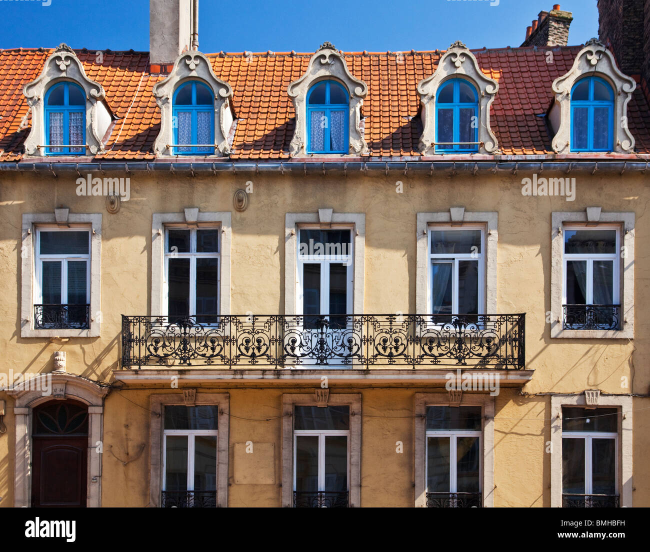 Elegante Fassade der Häuser entlang der Grande Rue in der französischen Küstenstadt von Boulogne, Frankreich Stockfoto