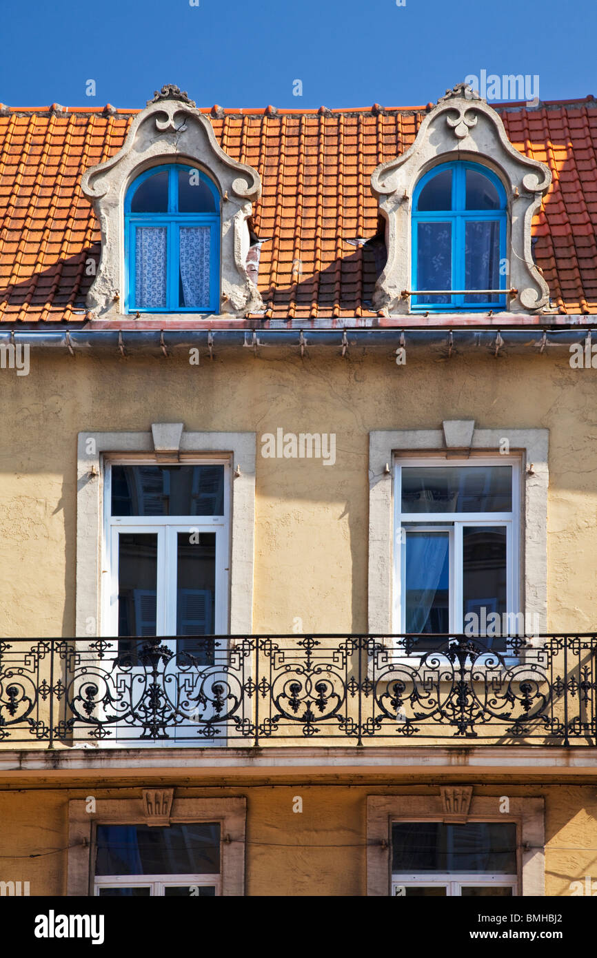 Die elegante Fassade eines alten Hauses in der Grande Rue in der französischen Küstenstadt Boulogne-sur-Mer in Pas-de-Calais, Frankreich Stockfoto