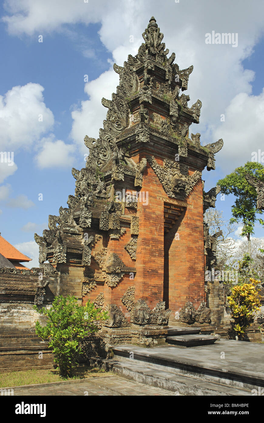 Indonesien-Bali, Denpasar, alten Gateway in Bali Museum Complex. Stockfoto