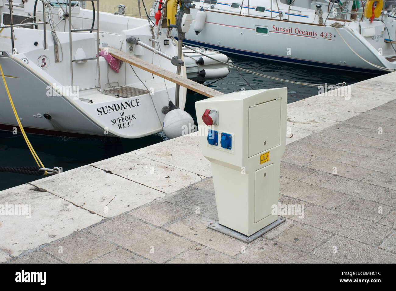 Kroatien, Split, dalmatinischen Riviera - Insel Hvar - Wasser und Strom zu versorgen, für Boote Liegeplatz im Hafen von Hvar Stockfoto