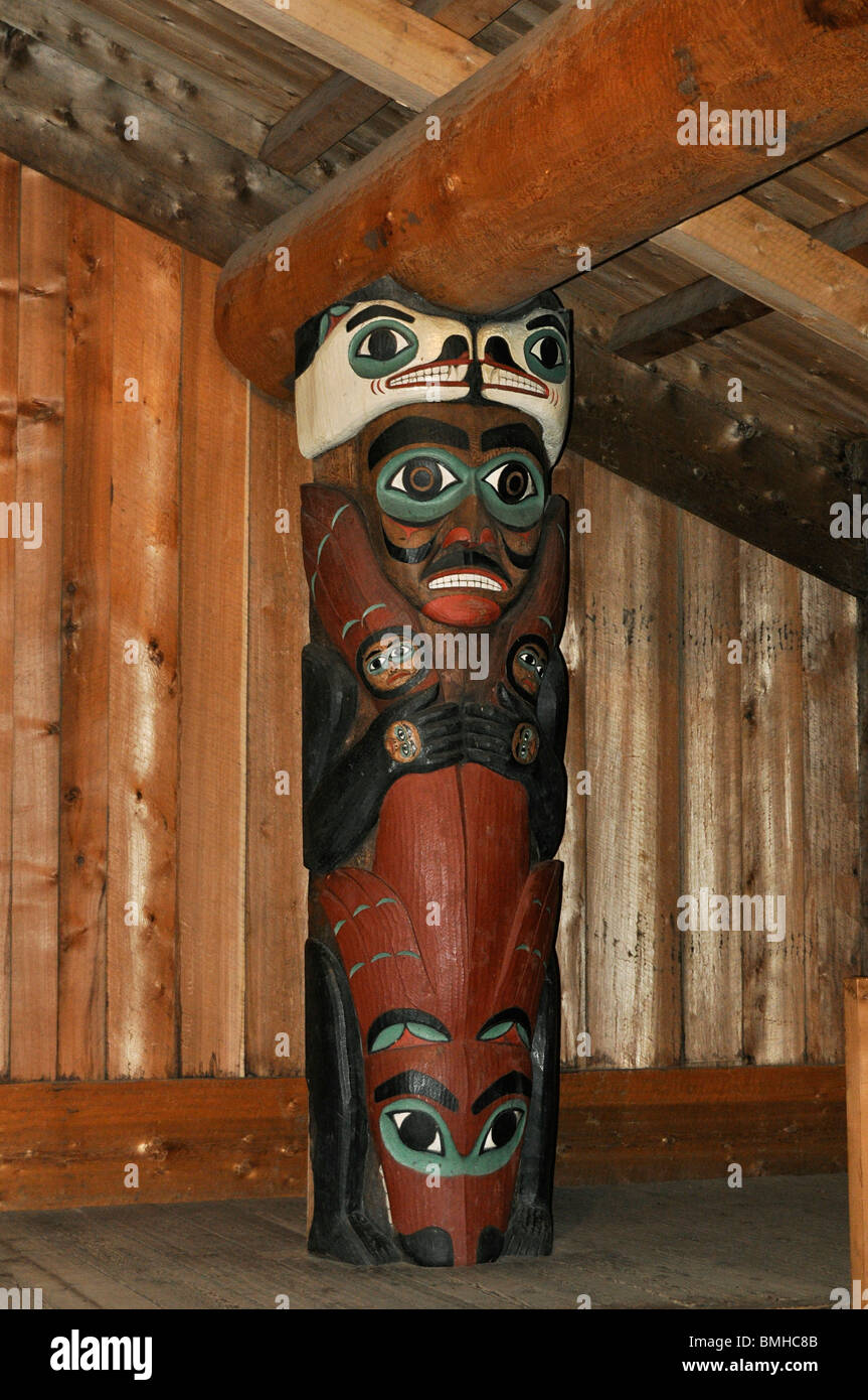 Totempfahl in einem Clan Haus, Ketchikan, Alaska. Stockfoto