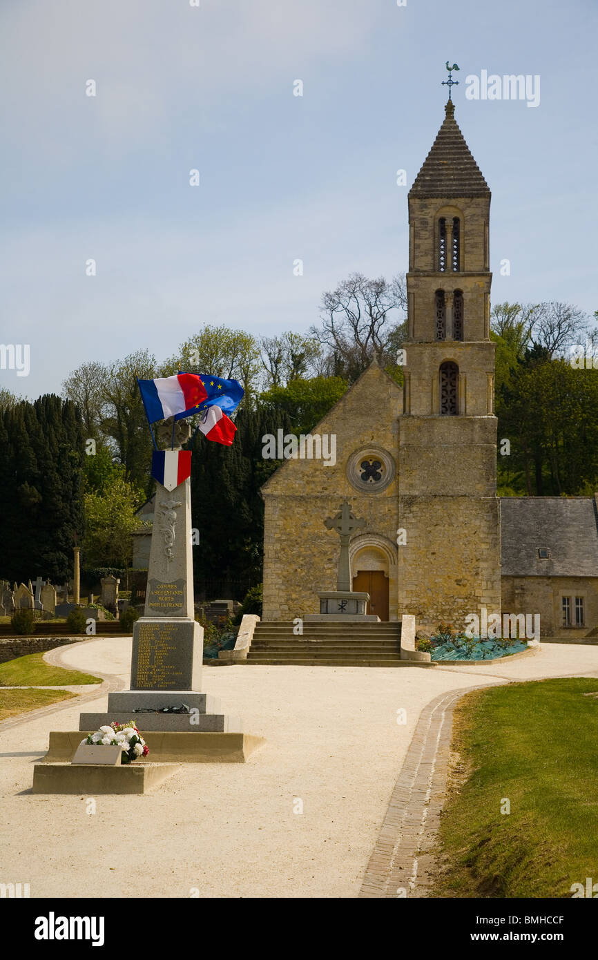 Kirche und Friedhof von Commes, Normandie, Frankreich Stockfoto