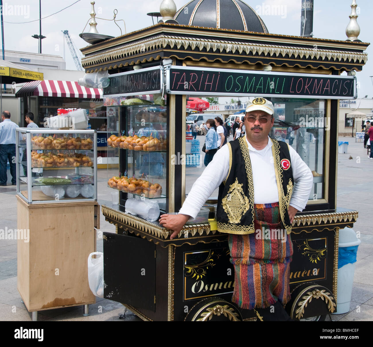 Istanbul Restaurant Terrasse Boote Goldene Horn Galata Waterfront Brückenturm verkaufen heiße Makrele Fisch Balik Ekmek Eminonu Stockfoto