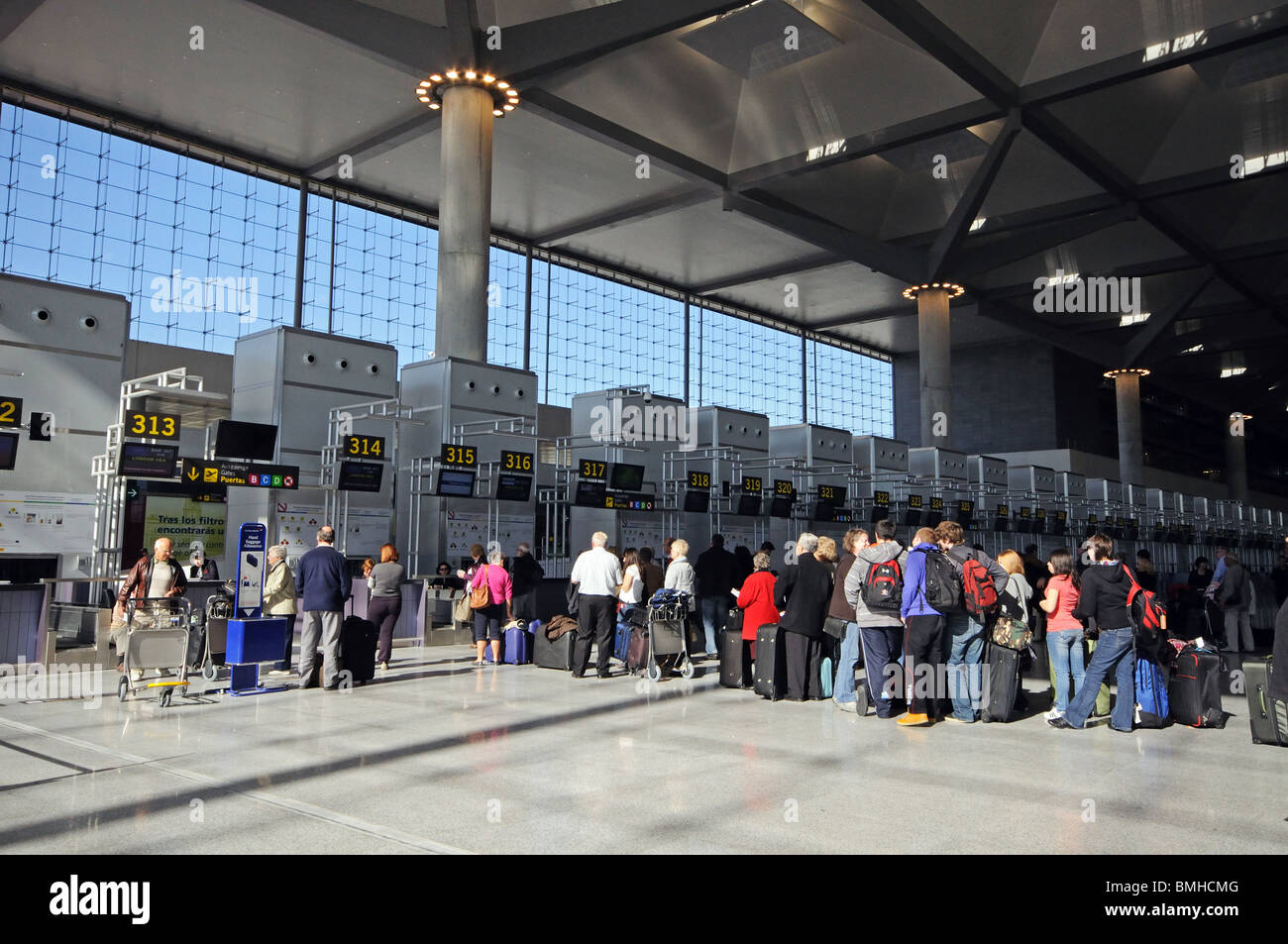 Terminal 3 Check-in Halle, Flughafen Malaga, Malaga, Costa Del Sol, Provinz Malaga, Andalusien, Südspanien, Westeuropa. Stockfoto