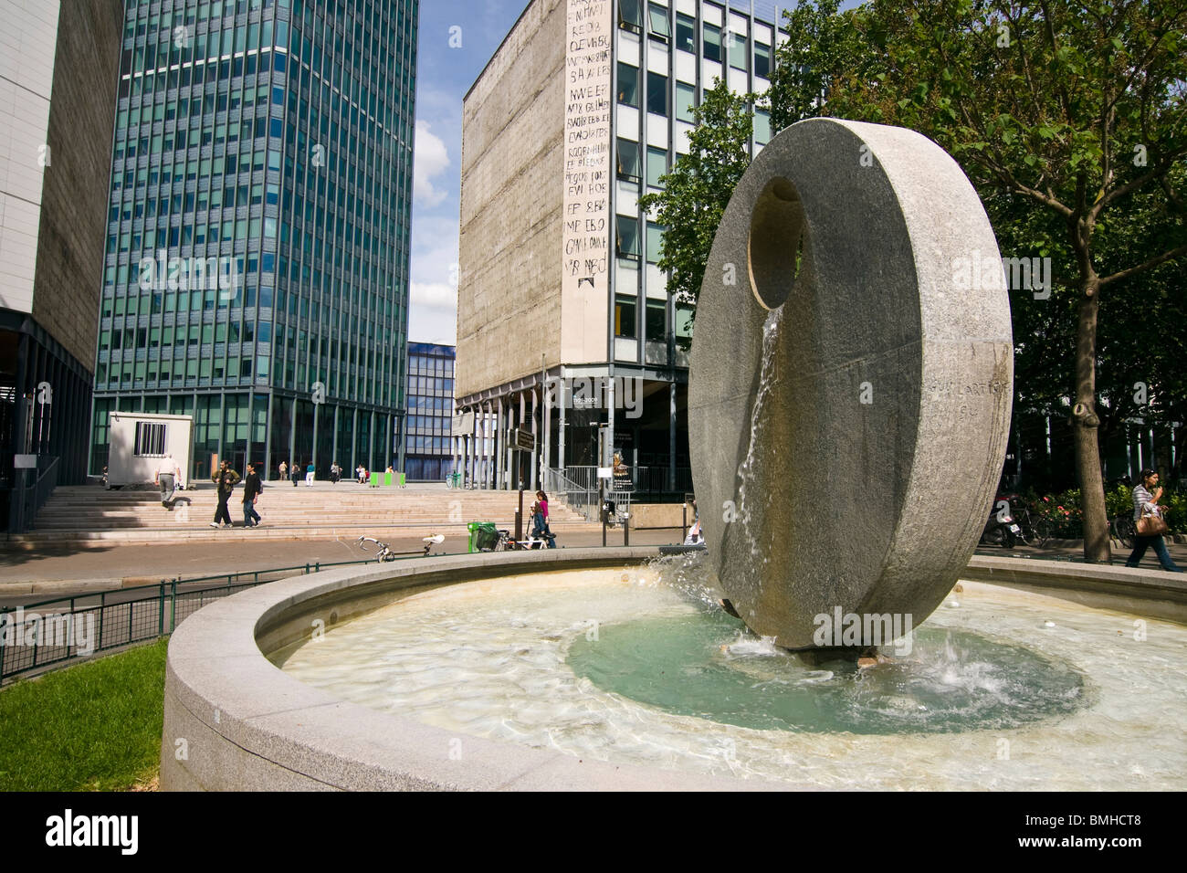 Moderne Skulptur vor Jussieu University, Paris, Frankreich Stockfoto