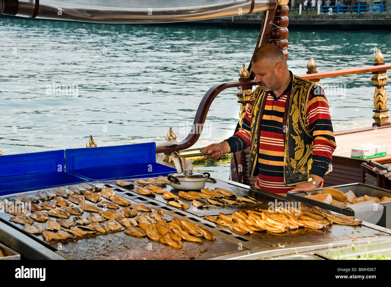 Istanbul Restaurant Terrasse Boote Goldene Horn Galata Waterfront Brückenturm verkaufen heiße Makrele Fisch Balik Ekmek Eminonu Stockfoto