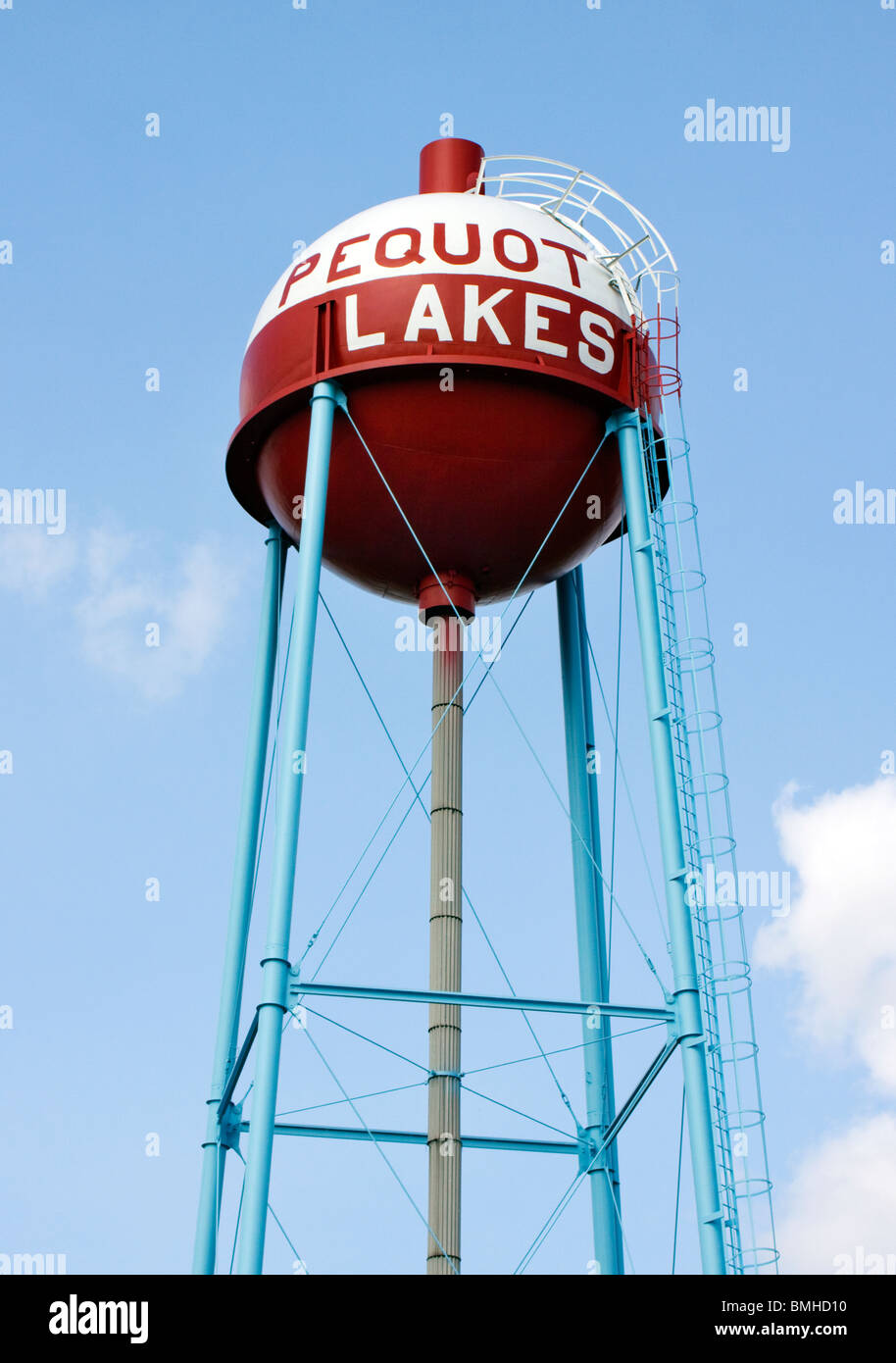 Der Fishing Bobber Water Tower in Pequot Lakes, MN, besticht als eine lustige, riesige Hommage an die Fischerkultur und den Charme der Stadt am See. Stockfoto