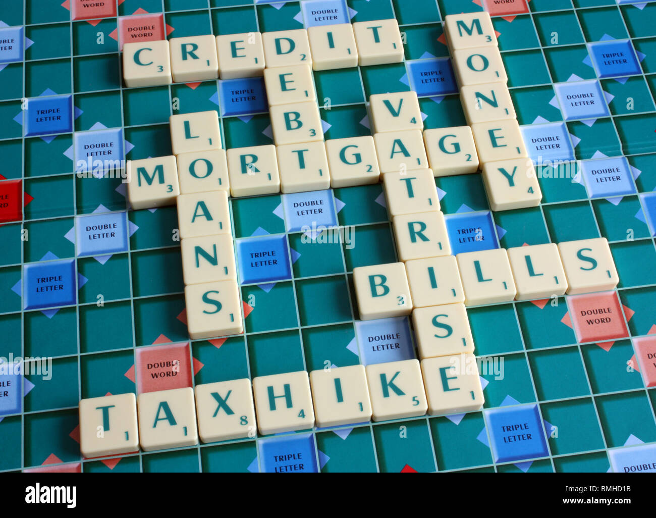 Ein Scrabble-Brett mit zahlreichen Worten Umsetzung, Schulden, Kredit & Geld sorgen Stockfoto
