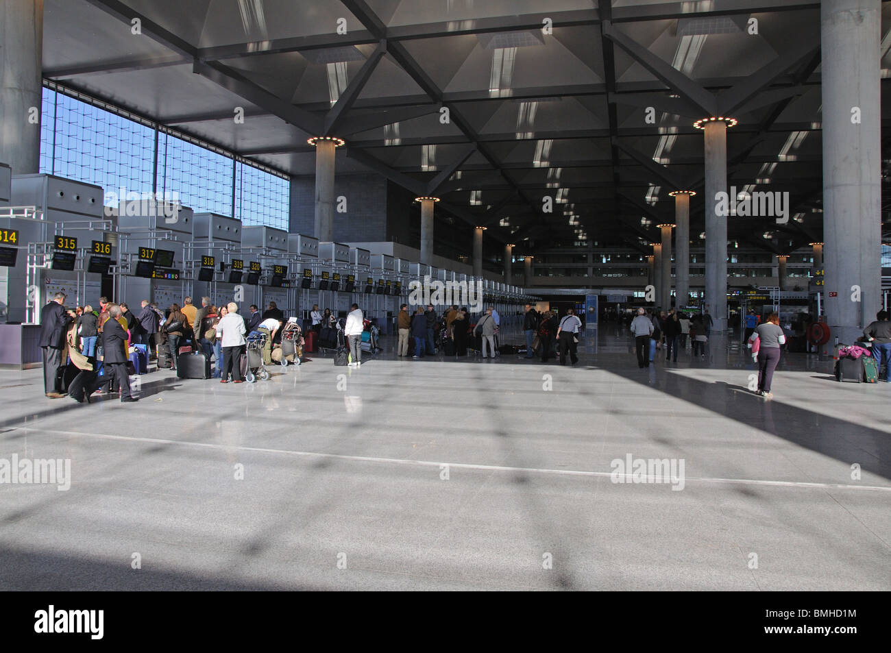 Terminal 3 Check-in Halle, Flughafen Malaga, Malaga, Costa Del Sol, Provinz Malaga, Andalusien, Südspanien, Westeuropa. Stockfoto