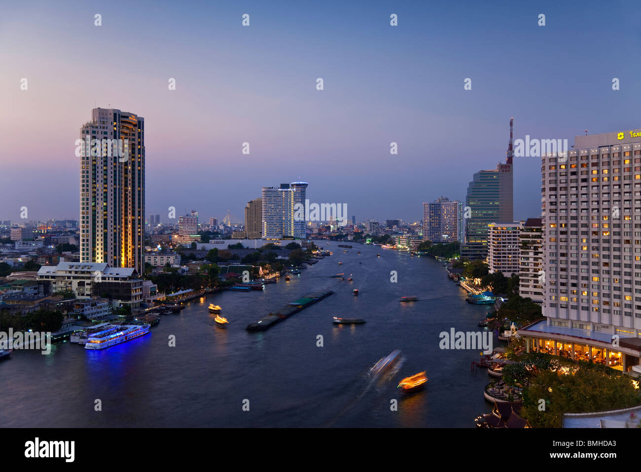 Chao Phraya River und die moderne Skyline Bangkoks, Bezirk Bangrak, Bangkok, Thailand, Südostasien Stockfoto