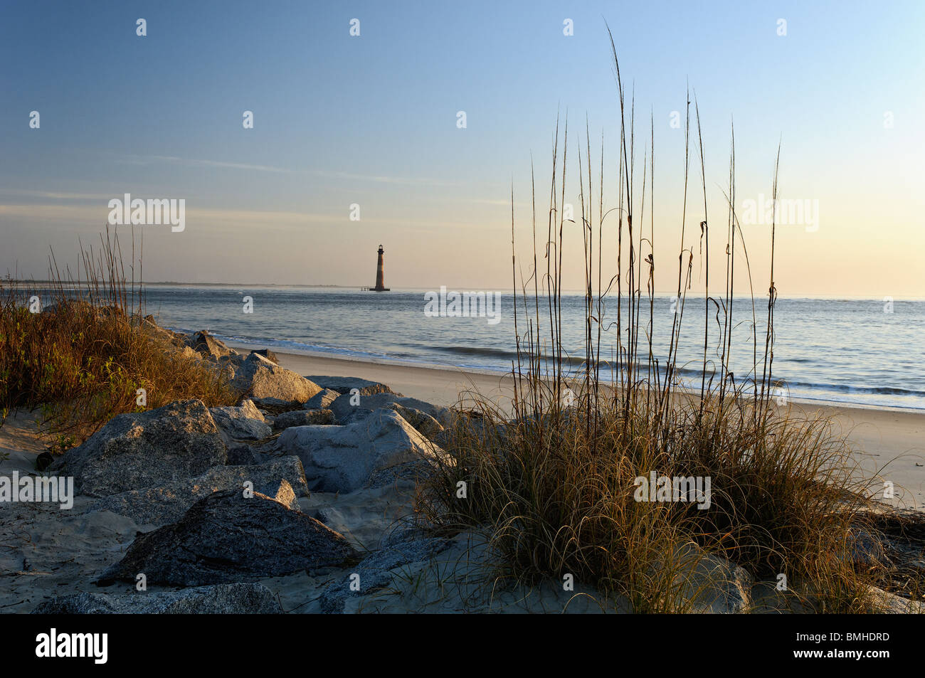 Ersten Licht des morgens auf Morris Leuchtturm in Folly Beach in Charleston County, South Carolina Stockfoto