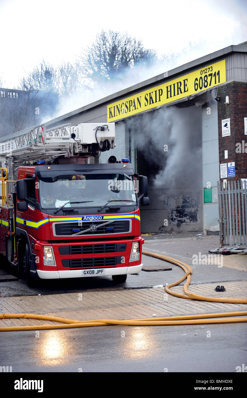 Feuerwehr auf der Bühne eines Feuers im Kingspan recycling Centre in Brighton Stockfoto