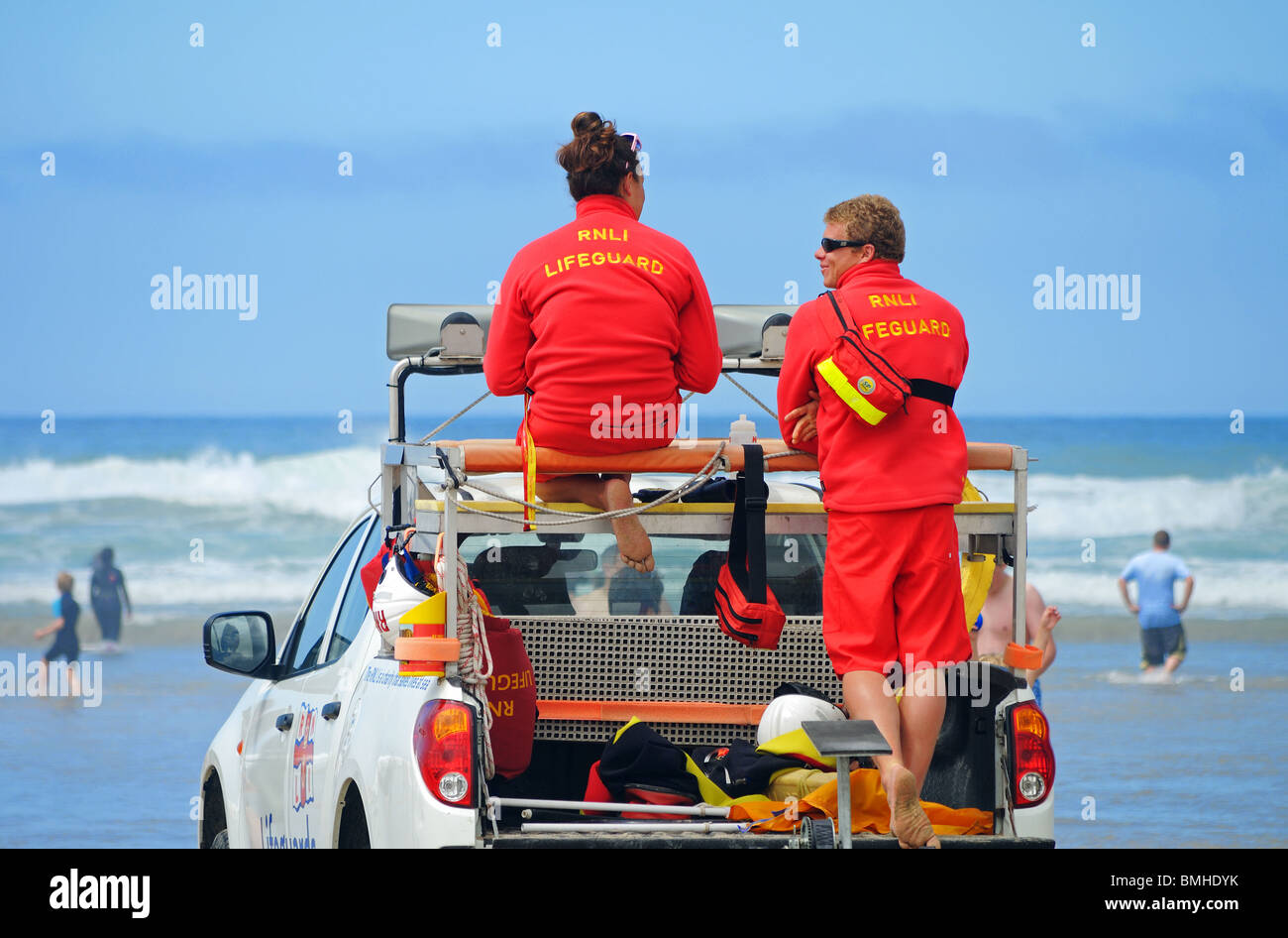 zwei Rettungsschwimmer an Perranporth Strand, Cornwall, uk Stockfoto