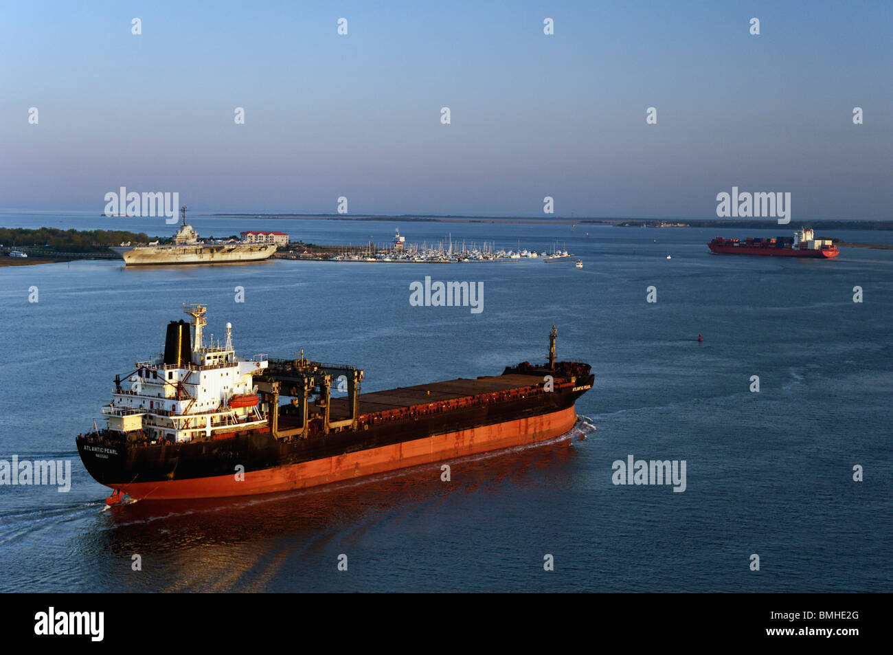 Tanker Schiff und Container-Schiff, die USS Yorktown mit Fort Sumter in der Ferne vorbei in der Nähe von Charleston, South Carolina Stockfoto