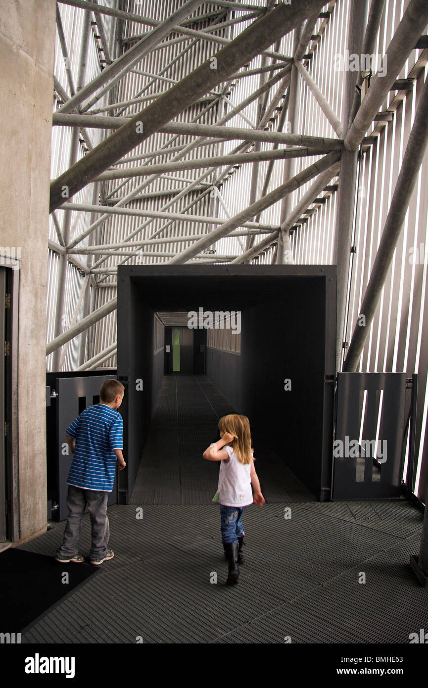 Aussichtsplattform am oberen Rand der Imperial War Museum North, Salford Quays, Manchester, UK Stockfoto