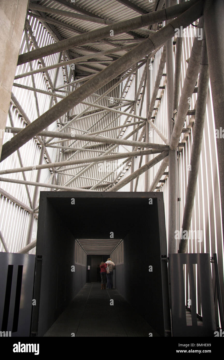 Aussichtsplattform am oberen Rand der Imperial War Museum North, Salford Quays, Manchester, UK Stockfoto