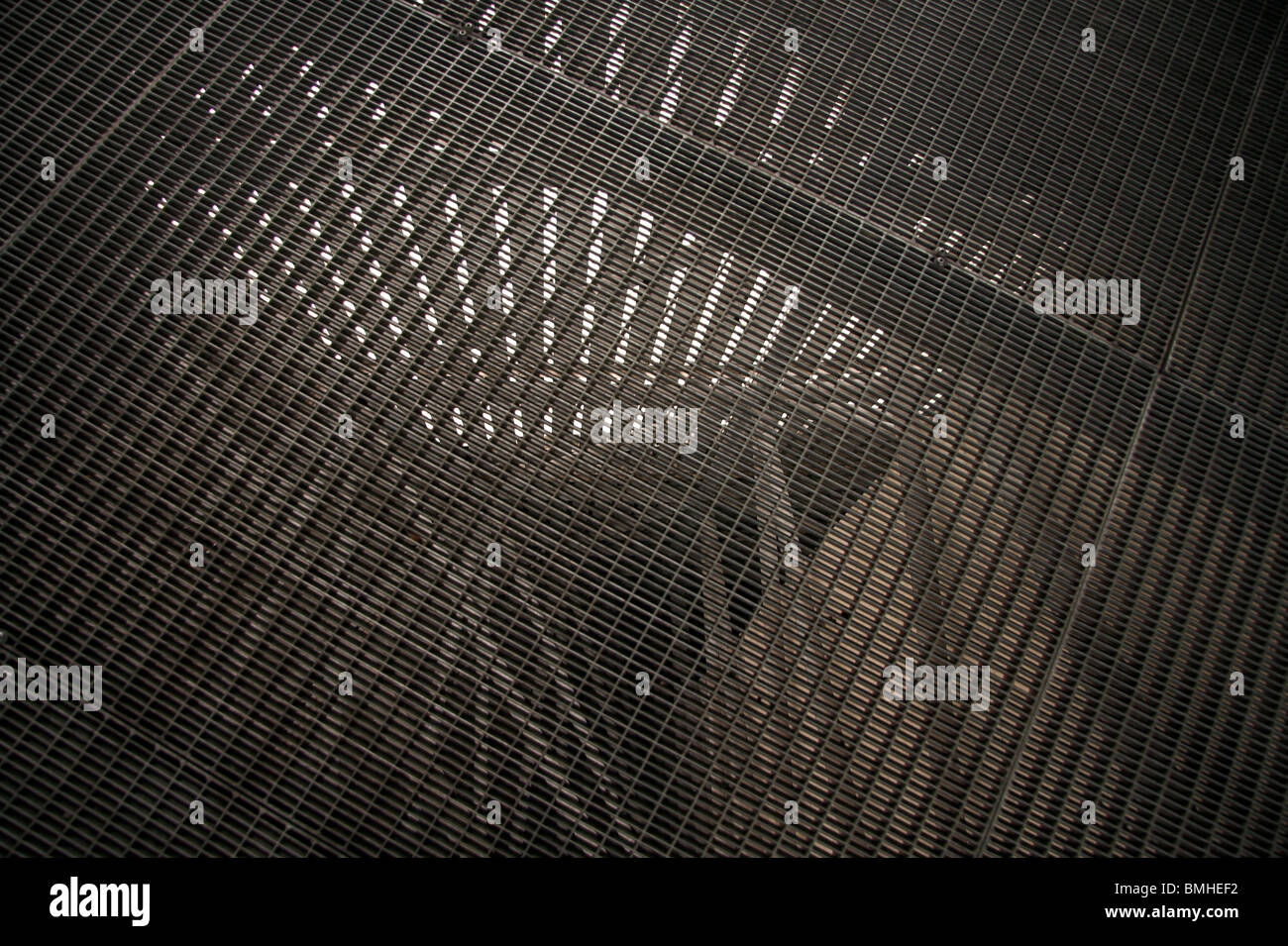 Auf der Suche nach unten durch den Boden, Aussichtsplattform an der Spitze des Imperial War Museum North, Salford Quays, Manchester, UK Stockfoto