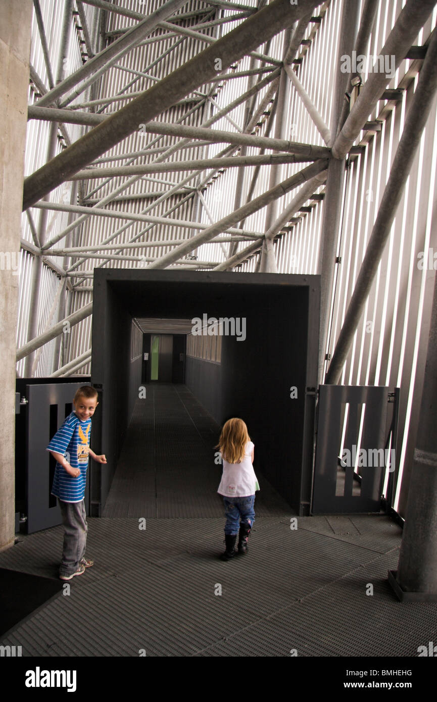 Aussichtsplattform am oberen Rand der Imperial War Museum North, Salford Quays, Manchester, UK Stockfoto