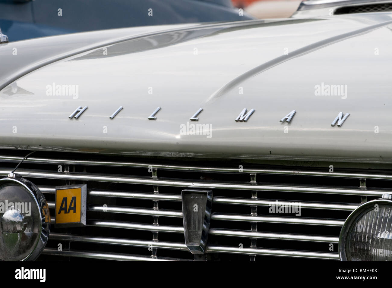 Die Motorhaube eines Hillman Autos zeigt eine AA-Abzeichen und Nebelscheinwerfer Stockfoto