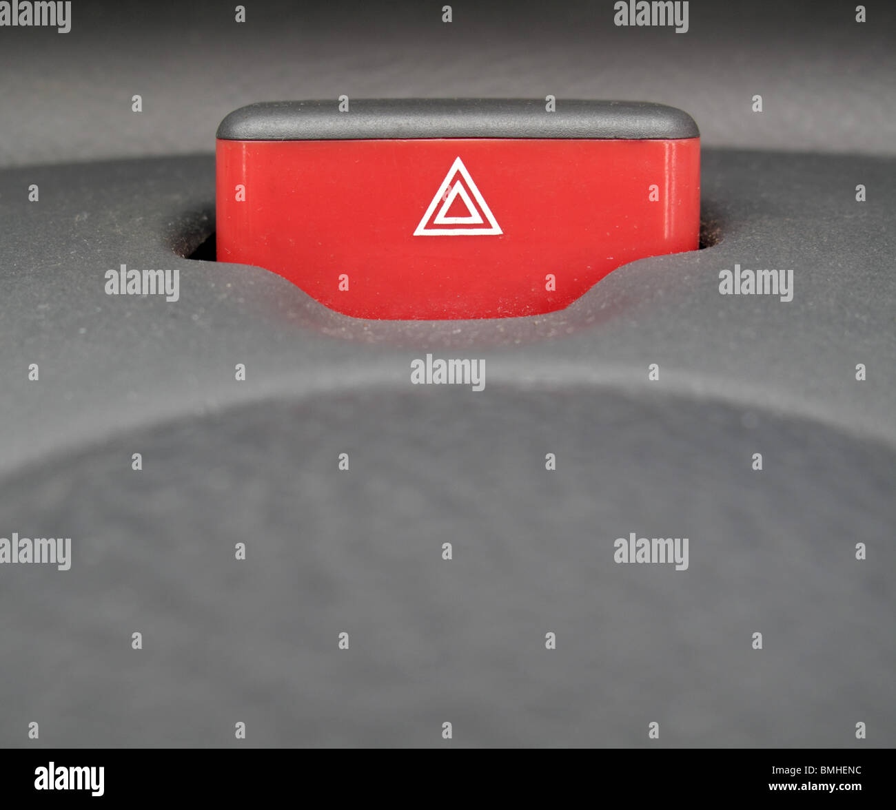 Roten Druckknopf am Armaturenbrett für Notfall Aufschlüsselung, Warnblinkanlage. Stockfoto