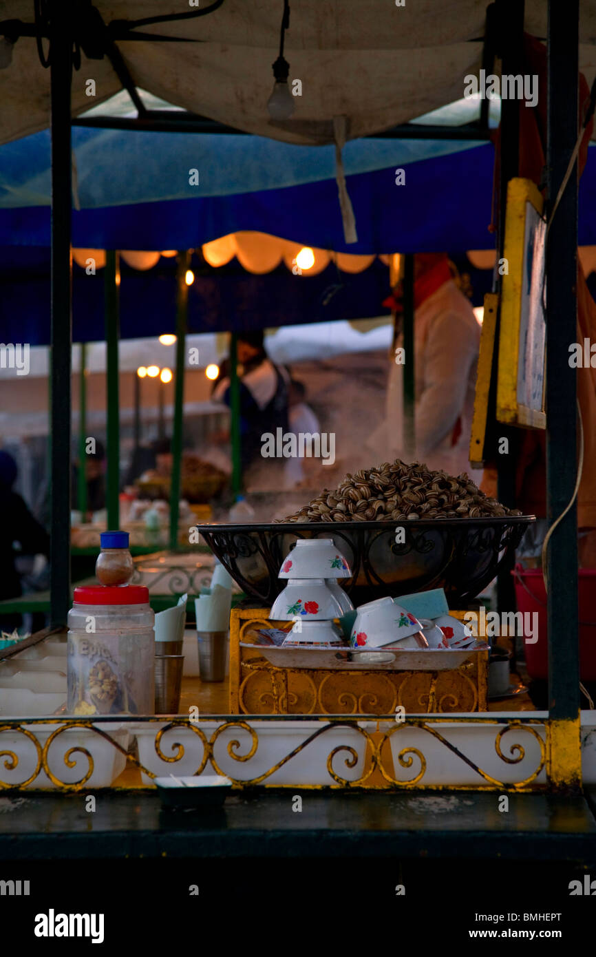 Die Imbissbuden von Djemaa El Fna, Marrakesch, Marokko wichtigsten öffentlichen Platz verkaufen orange Saft, Muttern, Schnecken und traditionelle Speisen. Stockfoto