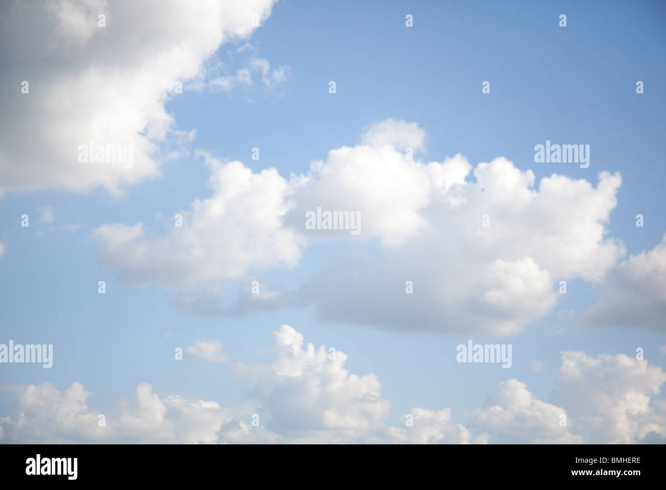 weiße Wolken vor einem blauen Himmelshintergrund, Hampshire, England. Stockfoto