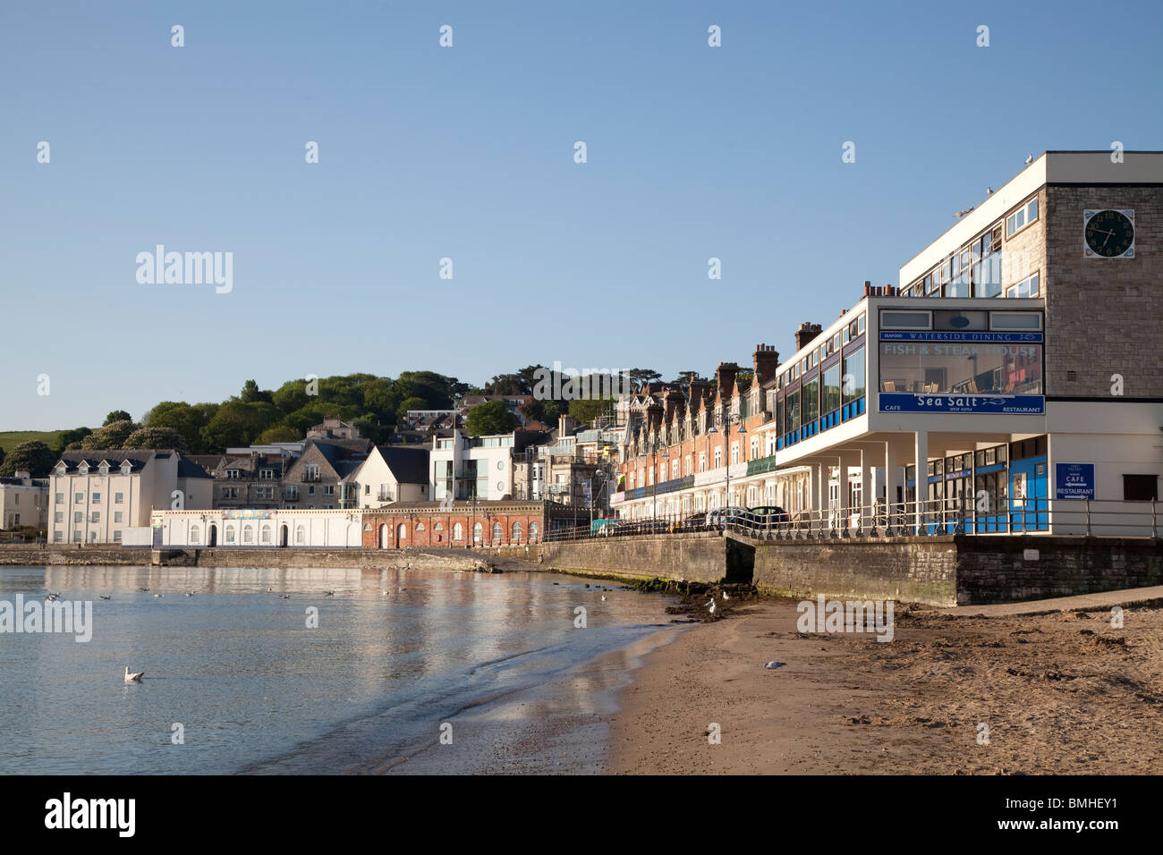 Leere Promenade und Restaurant mit Blick auf das Meer bei Swanage Stockfoto