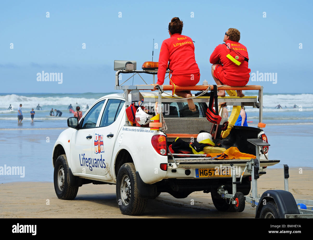 zwei Rettungsschwimmer beobachten Urlauber an Perranporth Strand, Cornwall, uk Stockfoto