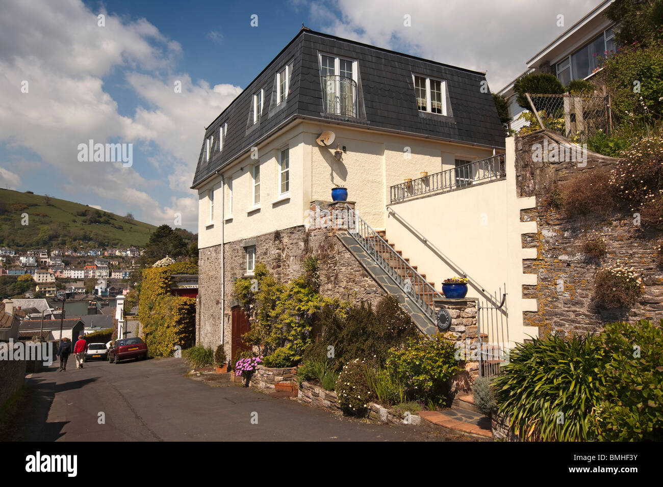 Großbritannien, England, Devon, Kingswear, teure moderne Unterkunft mit Blick auf das Meer über die Mündung des Flusses Dart Stockfoto