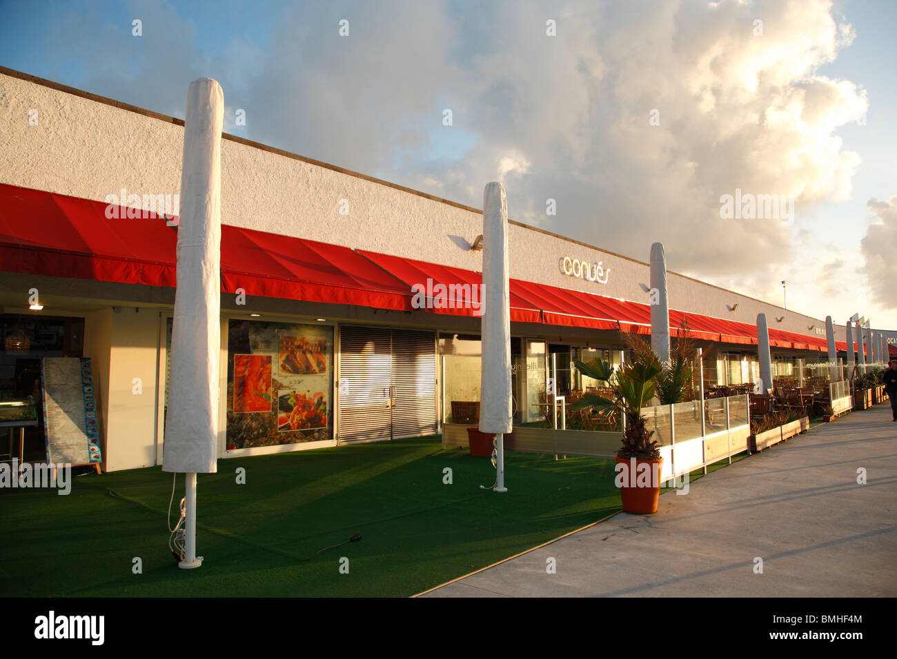 Verlassene Restaurants und Coffee-Shops bei Sonnenuntergang in Portas tun Mrz Ponta Delgada, Insel Sao Miguel, Azoren, Portugal. Stockfoto