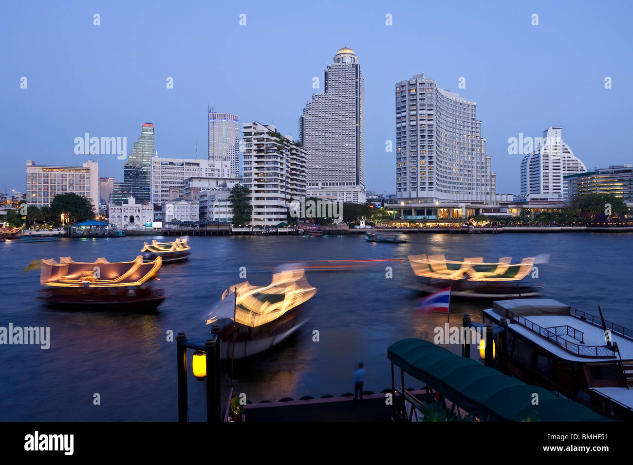 Chao Phraya River und die moderne Skyline Bangkoks, Bezirk Bangrak, Bangkok, Thailand, Südostasien Stockfoto