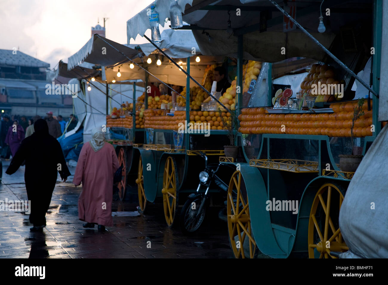 Die Imbissbuden von Djemaa El Fna, Marrakesch, Marokko wichtigsten öffentlichen Platz verkaufen orange Saft, Muttern, Schnecken und traditionelle Speisen. Stockfoto