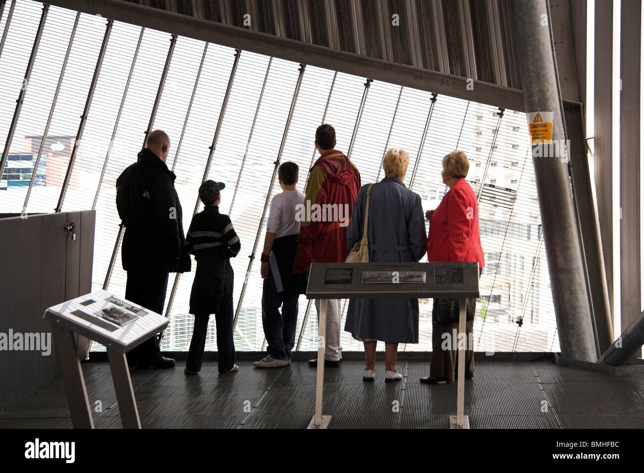 Besucher mit Blick von der Aussichtsplattform an der Spitze des Imperial War Museum North, Salford Quays, Manchester, UK Stockfoto