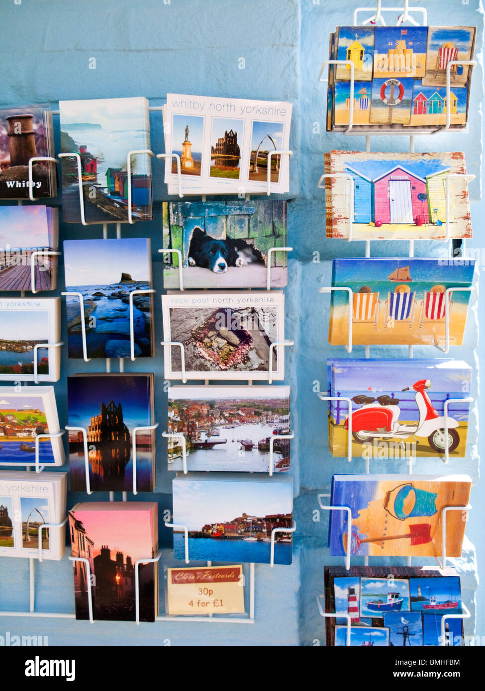 Postkarten auf einem Gestell an der britischen Küste greifen England UK Stockfoto