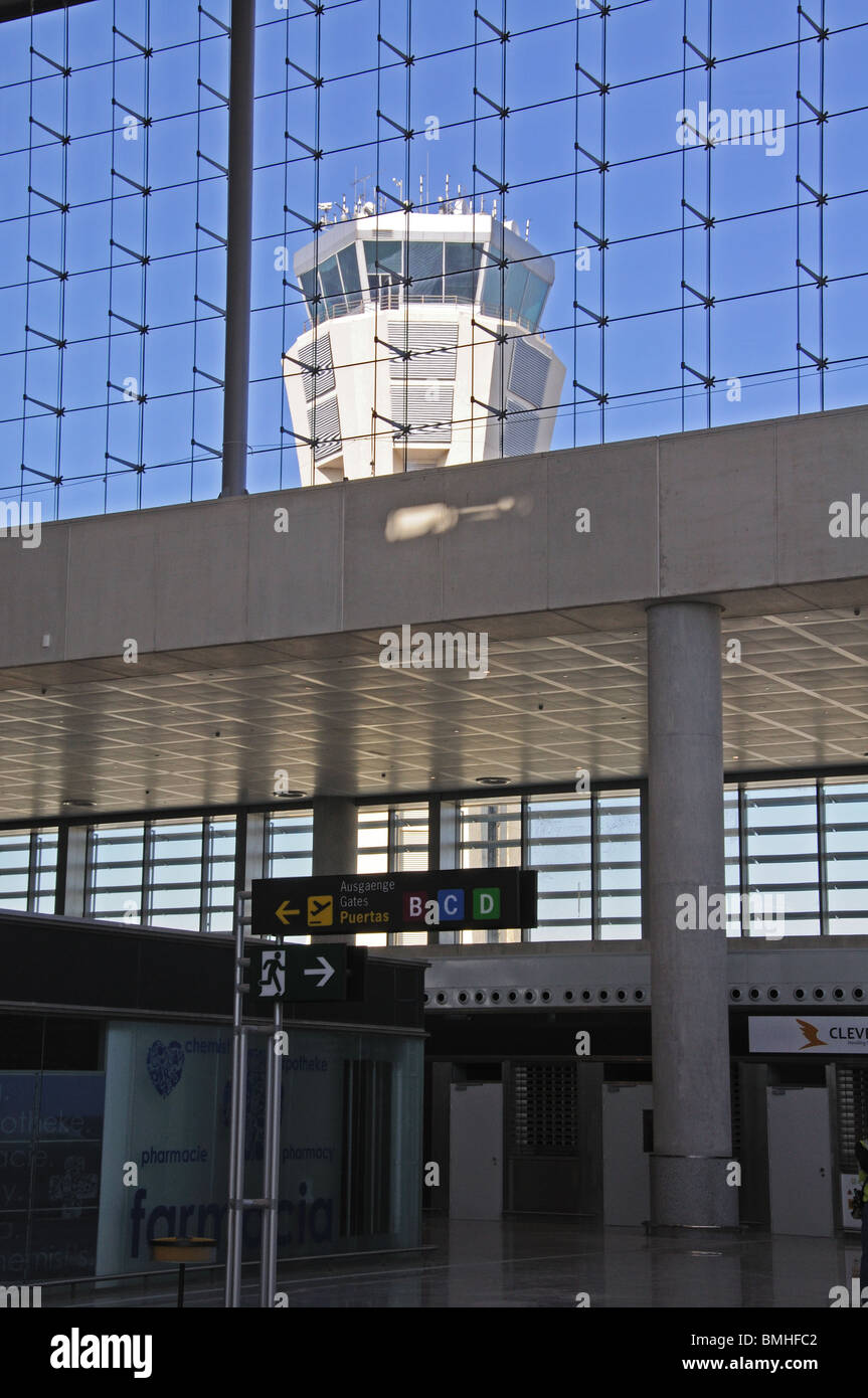 Kontrollturm gesehen durch die Fenster des terminal 3, Flughafen Malaga, Malaga, Costa Del Sol, Provinz Malaga, Andalusien, Spanien. Stockfoto