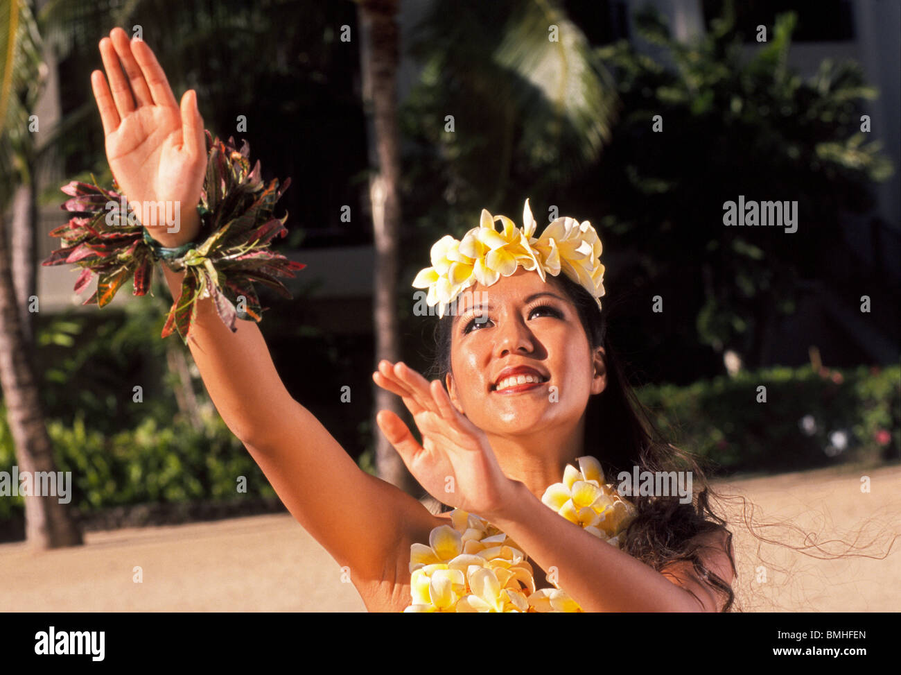 Eine Hula-Tänzerin erzählt traditionelle einheimische mit ihren Händen als sie am Strand von Waikiki an einem Luau für Touristen in Honolulu, Oahu, Hawaii, USA führt. Stockfoto