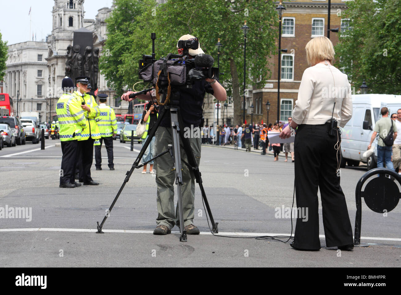 Ein Sky News Reporter Rundfunk bei der Demonstration "Freiheit für Palästina" auf Whitehall, Westminster, London, England, UK Stockfoto