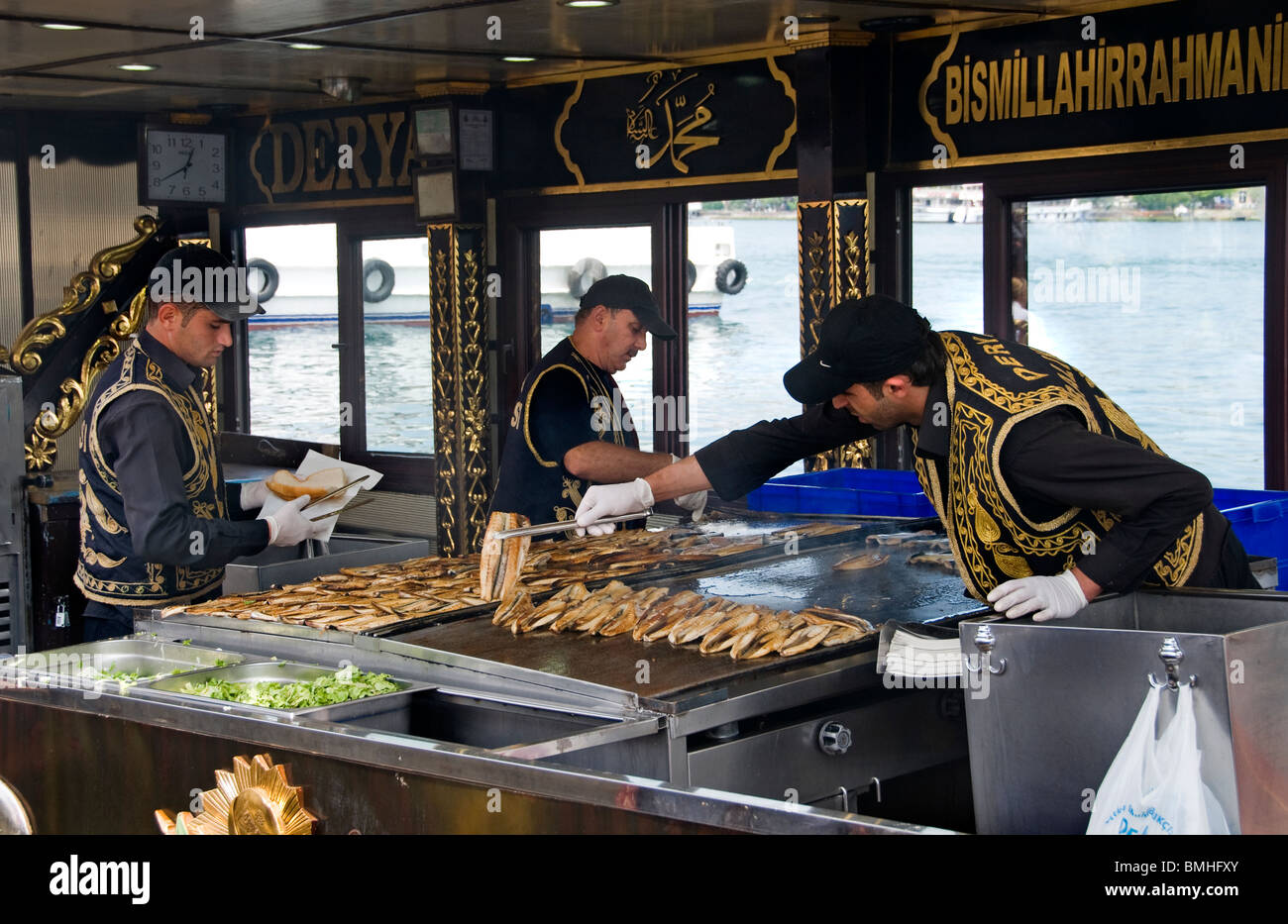 Istanbul Restaurant Terrasse Boote Goldene Horn Galata Waterfront Brückenturm verkaufen heiße Makrele Fisch Balik Ekmek Eminonu Stockfoto