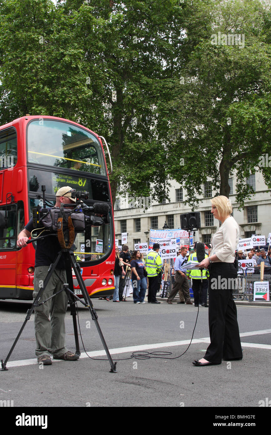 Ein Sky News Reporter Rundfunk bei der Demonstration "Freiheit für Palästina" auf Whitehall, Westminster, London, England, Vereinigtes Königreich Stockfoto