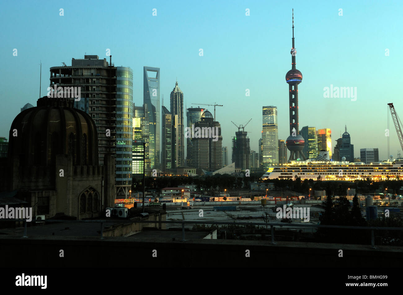 1930 Art Deco Gebäude und moderne kommerzielle Stadtteil Pudong in Shanghai, China. 14. Oktober 2009 Stockfoto